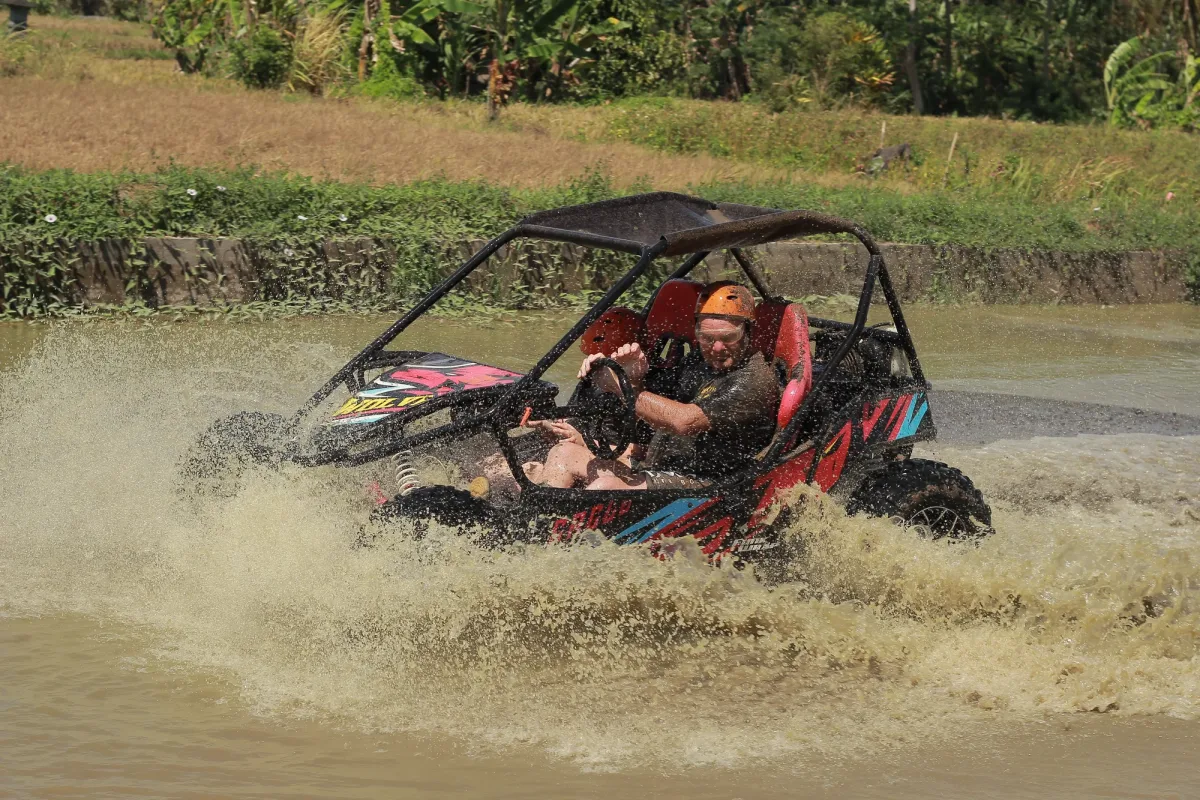 Buggy menerjang cipratan air