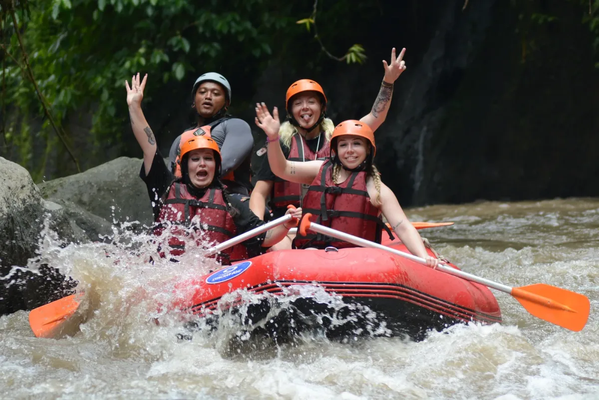 Tim rafting melewati jeram sungai